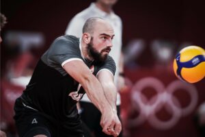 joueur de volleyball masculin frappant la balle