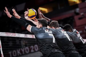 hommes jouant au volley-ball