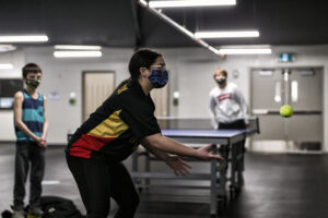 Une jeune gardienne de but de hockey lance une balle contre un mur pour améliorer la coordination œil-main.