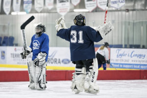 gardien de but de hockey avec les mains en l'air 